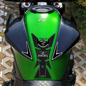 Adesivi protettivi 3D per serbatoio moto compatibili con Kawasaki Z800 Carbon - Product Image 1