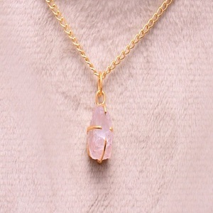 Collar de cuarzo rosa crudo, colgante de cuarzo rosa, collar de cuarzo crudo, joyería de cristal crudo, cuarzo rosa natural, piedra preciosa rosa - Product Image 1