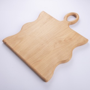 Planche à découper en bois de hêtre ondulé avec poignée - Planche de service décorative en bois massif naturel - Ustensiles de cuisine écologiques - Product Image 2