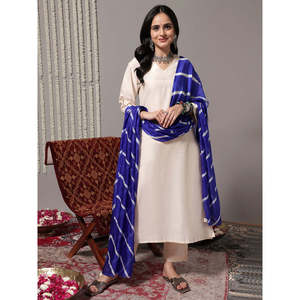 ชุดคุร์ตะทรงตรงคอวีผ้าเครปสำหรับผู้หญิง พร้อมกางเกงและผ้าคลุมไหล่ - Product Image 1