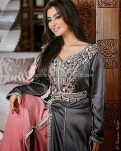 Caftan sans col avec belle dentelle et broderie sur le dessus avec pierre - Product Image 1