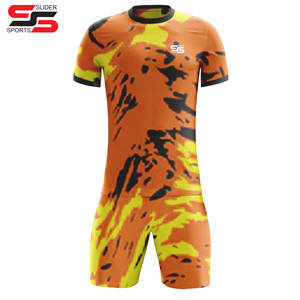 Uniforme de football sublimé personnalisé, maillot et short de football fabriqués au Pakistan, portez l'uniforme de football de votre équipe de conception - Product Image 5