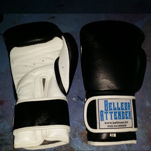 Sac de frappe pour les mains, gris, en cuir synthétique, fabrication OEM, gants de MMA personnalisés, poignées de main, sangle de poignet réglable, fermeture à boucle et crochet - Product Image 6