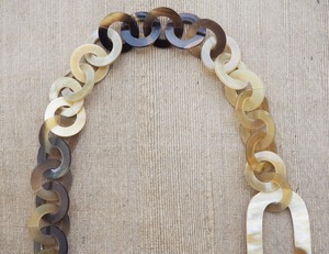 Collar de cuerno unisex colgante ecológico hecho a mano con cordón ajustable joyería única Boho Chic para hombres y mujeres - Product Image 6