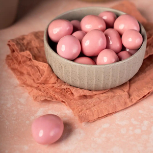 Dragées de fraises lyophilisées de haute qualité, enrobées de chocolat rose, délicieuses et sucrées, en vrac - Product Image 3