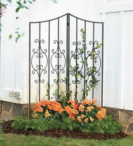 Treillis de jardin en métal, cadre extérieur élégant pour la présentation de plantes grimpantes, support de jardin en métal décoratif, élément d'accentuation - Product Image 1
