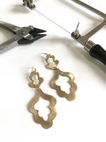 Boucles d'oreilles en laiton rustique pour femmes avec une texture brute martelée idéale pour les styles bohèmes terreux et les collections de bijoux faits à la main