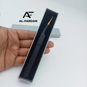 Pince à cils droite de 14 cm, couleur noir mat, idéale pour l'isolation des bouquets, pointe dorée, prise en main lisse et simple, pour extensions de cils. - Product Image 1