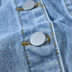 Chaqueta vaquera informal OEM para mujer, abrigo abotonado con relleno de algodón, técnica de lavado de invierno para prendas de vestir de otoño/invierno - Product Image 4