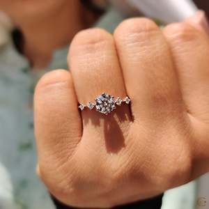 Anillo de Compromiso con 5 Diamantes de Corte Redondo - Product Image 2