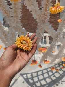 Flor Artificial Hecha a Mano Personalizada, Phoolon Ki Chaadar |   Blanco y Amarillo con Perlas Colgantes |   Toldo de Entrada para Bodas - Product Image 5