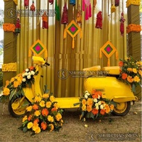 Scooter Clásico Moderno de Madera Colorido de Shobha Jain Impex para Sesión de Fotos Preboda