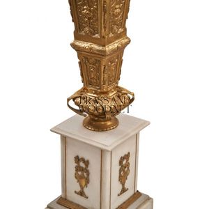 Exquisito Pedestal Neoclásico de Mármol Blanco y Latón con Relieves Victorianos Ornamentados - Product Image 6