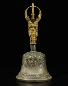 Campana de ritual budista en tono plateado con percutor de madera pulida y mango Dorje dorado de cinco puntas, a precios de mayorista. - Product Image 3