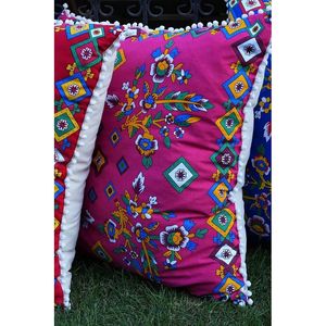 Housse de coussin carrée en lin traditionnel 80x80cm, double face, motif ethnique, pompons, broderie bohème rouge pour la maison - Product Image 6