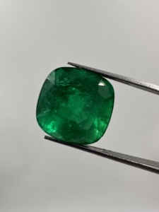 Natural Zambian <b>Cushion</b> Cut 8.87 Carats <b>for</b> Jewelry Use AAA Vivid Green Color Premium Grade Superior Quality Untreated - Product Image 6