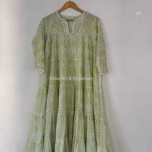 Belle robe blanche imprimée en coton à motifs floraux Robe pour tenue décontractée Robe imprimée à la main - Product Image 1