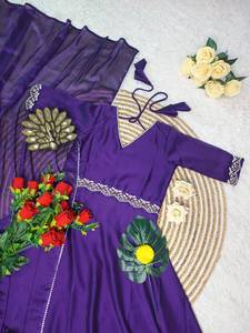 ROBE DE TRAVAIL À VOLANTS GEORGETTE AVEC BRODERIE SEQUENCE TRAVAIL DUPATTA ROSE - Product Image 3