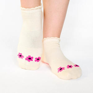 Calcetines de agarre antideslizantes personalizados para mujer Pilates Yoga calcetines tobilleros de invierno con volantes sólidos con diseño de flores FÁBRICA DE Vietnam - Product Image 1