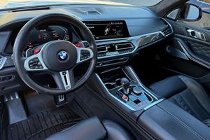 LISTO PARA ENVIAR - USADO, VOLANTE A LA IZQUIERDA |   CONDUCCIÓN DERECHA |   BMW X5 M COMPETITION 2020 |   617-HP TURBO V8 AWD ALTAMENTE EQUIPADO - Product Image 3