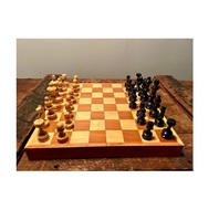 Échiquier de luxe en bois dur avec base rembourrée souple pour protéger les dessus de table et améliorer la valeur de présentation