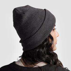 Gorro Ajustado Gris Oscuro de Tejido Cálido con Decoración de Logotipo Personalizable - Product Image 2