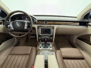 Voiture d'occasion <span class=keywords><strong>2014</strong></span> pour <span class=keywords><strong>Phaeton</strong></span> 4.2L V8 FSI Noir Toutes Options Volant à Gauche Cuir R19 Suspension Pneumatique Toit Ouvrant Solaire 4MOTION AWD - Product Image 4