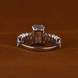 Anillo de Diamante Moissanita de Plata 925 con Certificación IGI, Corte Esmeralda de 3.0 CT, Marquise con Engaste Pavé, Clásico de Compromiso para Mujer - Product Image 4