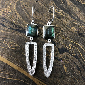 Boucles d'oreilles pendantes géométriques en or 18 carats avec labradorite, grenat, perle, diamant, topaze, motif floral, bijoux de mariage élégants (5,3 grammes) - Product Image 1