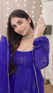 Beau costume de designer et Pent-Dupatta avec fil et travail de séquence - Product Image 6