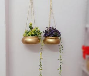 Maceta Colgante Redonda Moderna de Metal Dorado para Balcón, Entrada y Plantas de Interior con un Encanto Decorativo Impresionante de la India - Product Image 6