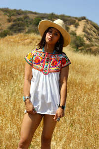 Blouse folklorique mexicaine 100% coton gazeux, brodée à la main, avec des broderies très détaillées, style paysan - Product Image 3