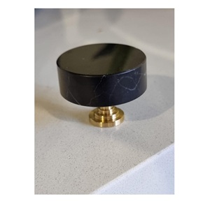 Bouton en résine noire Design central rond Porte de placard Vente chaude Boutons en marbre avec taille de forme de couleur personnalisée Fabriqué en Inde Article - Product Image 2