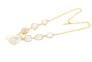 Collier en agate délicate, forme irrégulière, plaqué or 24 carats, cristal de guérison, pierre de naissance, bijoux pour femmes - Product Image 2