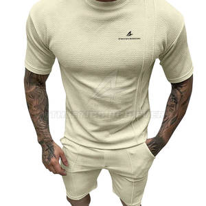 Conjunto de camiseta de poliéster y pantalones cortos de gimnasio de verano informales de moda para hombre con diseño de logotipo personalizado OEM a la venta al por mayor - Product Image 1