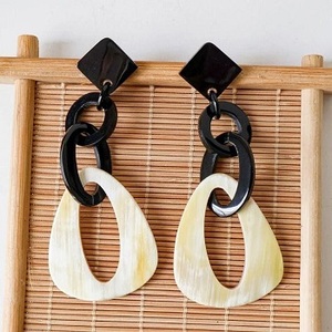 Pendientes de Cuerno de Búfalo Rizado Hechos a Mano en India, Pendientes de Alta Calidad para Mujer, Joyería de Cuerno - Product Image 5