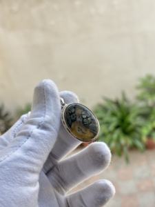 Pendentif pour femme en argent sterling fait main, classique et traditionnel, avec cristal de guérison, pour mariage et fête, serti de pierre œil de tigre et de plume, doré - Product Image 6