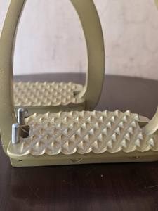 Montar a caballo de acero inoxidable con peldaños negros Peso ligero Antideslizante Estribos de caballo de acero inoxidable - Product Image 5