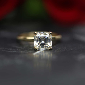 Bague solitaire en moissanite de laboratoire taille princesse 1 carat, plaqué or 14 carats, or jaune, pour mariage et fiançailles, en acier inoxydable - Product Image 4