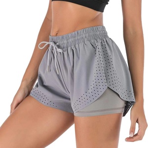Short de sport Power Mesh pour femme 2 en 1 avec panneau extérieur en mesh respirant et couche intérieure de compression en mesh pour le basketball - Product Image 4