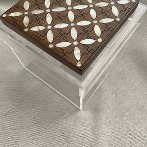 Caja de almacenamiento de acrílico Opulent Grace con tapa de madera MOP artística Caja de presentación elegante para chocolates festivos y frutas secas - Product Image 2