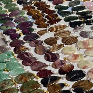 Colgante de piedras preciosas múltiples y mixtas Colgante de lote de cabujón plateado de plata esterlina Collar con colgante de gancho de plata Joyería unisex. - Product Image 2