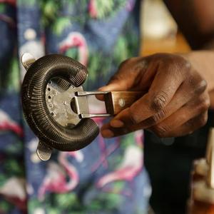 Passoire à cocktail Hawthorne de qualité supérieure avec poignée en bois, ressort en acier inoxydable, contrôle de déversement fluide pour bar à domicile - Product Image 4