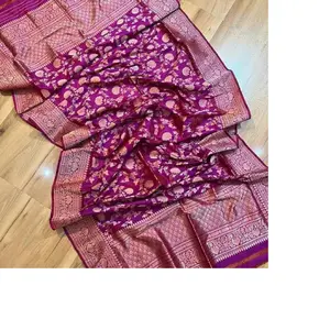 Kustom dibuat dalam gelap warna maroon brokat sutra Saree dengan sertifikasi sutra murni ideal untuk dijual kembali oleh desainer pakaian