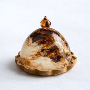 Plat à beurre en résine effet marbre jaune avec plateau en bois, couvercle décoratif pour servir les aliments sur la table de petit-déjeuner - Product Image 3