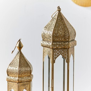 Farol Marroquí de Metal Dorado Premium con Paneles de Vidrio, Diseño Elegante de Tallado, Luz Suave de Vela para Decoración Festiva del Hogar - Product Image 2