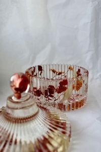 Vente en gros de pierres de cristal de guérison naturelle sculptées en résine mélangée, copeaux de cristal de couleur, boîte cadeau en résine pour la décoration de Noël - Product Image 2