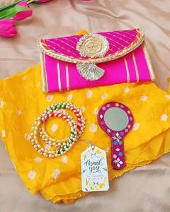 Nouveauté : Coffret cadeau de mariage avec dupatta en soie, travail de gotta, enveloppe, bracelet et miroir - Product Image 2