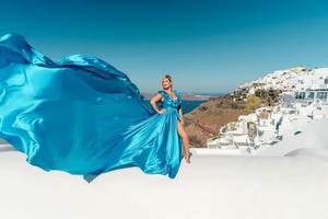 Hermoso Vestido Largo de Satén para Sesión de Fotos en Santorini, Vestido Fluido para Mujer - Product Image 2