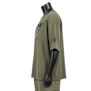 Camiseta Boxy para Mujer de Algodón y Poliéster Jersey Grueso Color Oliva Estilo Urbano con Logotipo Bordado en Chenille - Product Image 3